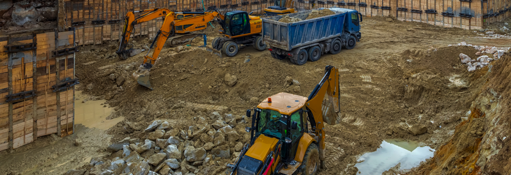 Straßen- und Tiefbau: Bagger und Leitungsgraben auf einer Baustelle von Arslano Bau